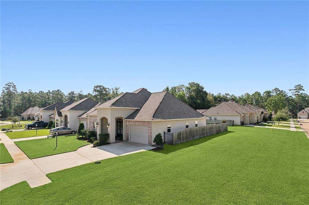 671 BATELEUR Way
