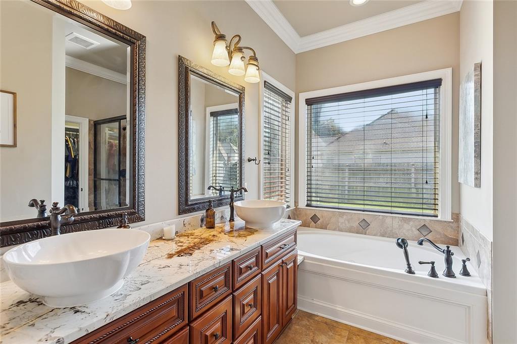 671 BATELEUR Way