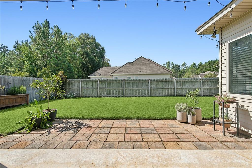 671 BATELEUR Way