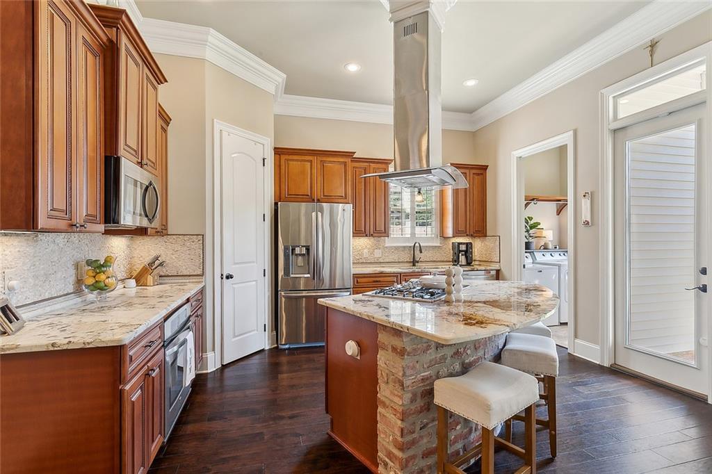 671 BATELEUR Way