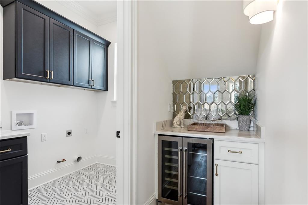 1005 RIDGEWOOD Drive