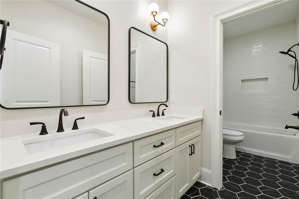 1005 RIDGEWOOD Drive