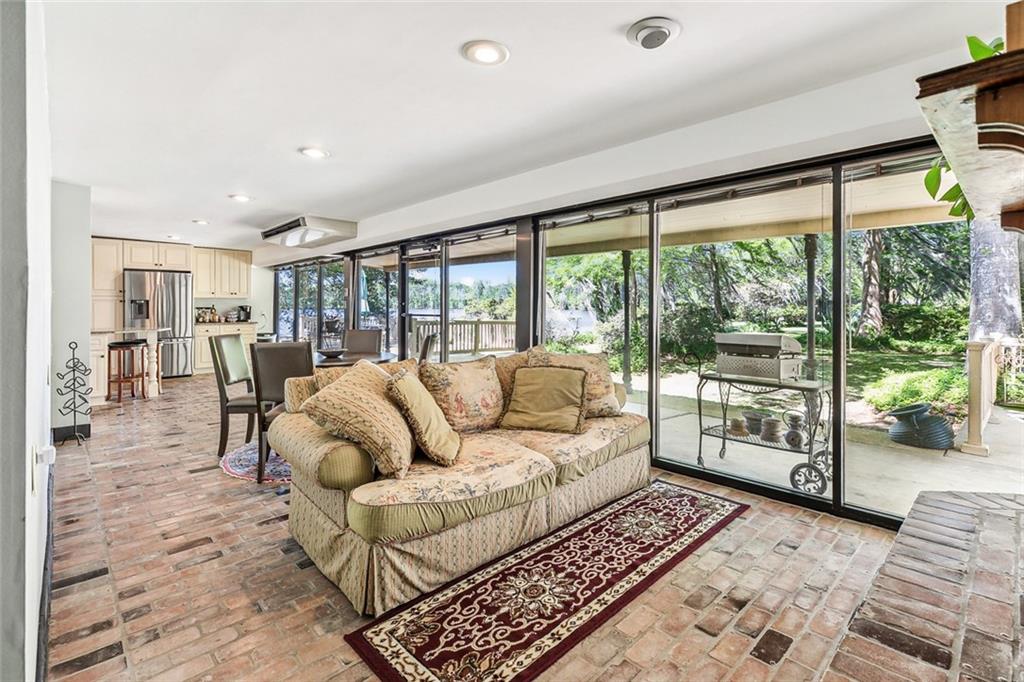 189 E HIGHWAY 22 Highway