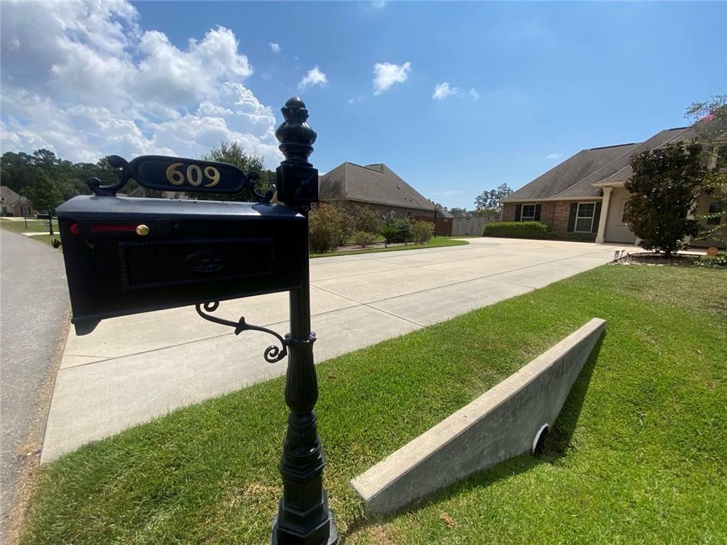 609 ENGLISH OAK Drive