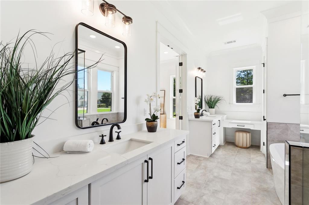 605 NORTHWOODS Drive