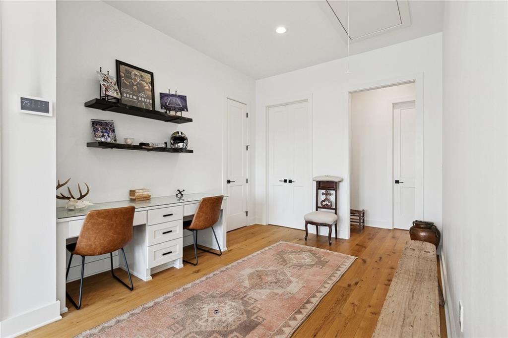 801 CHRETIEN POINT Avenue