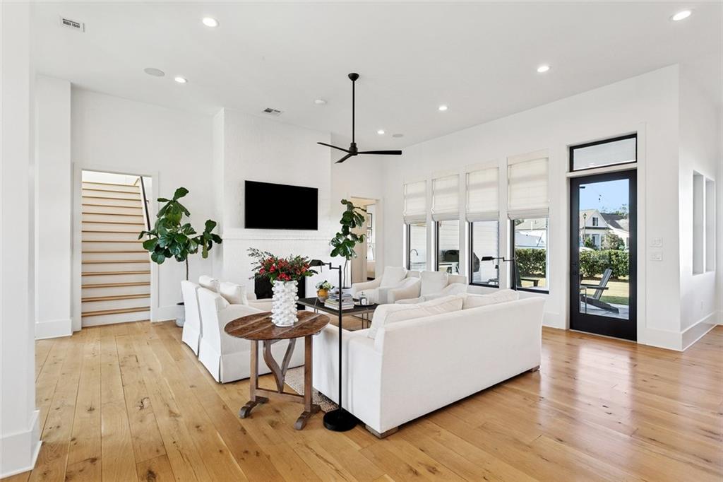 801 CHRETIEN POINT Avenue