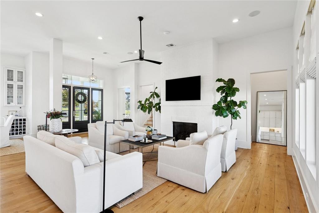 801 CHRETIEN POINT Avenue