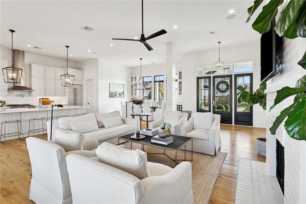 801 CHRETIEN POINT Avenue