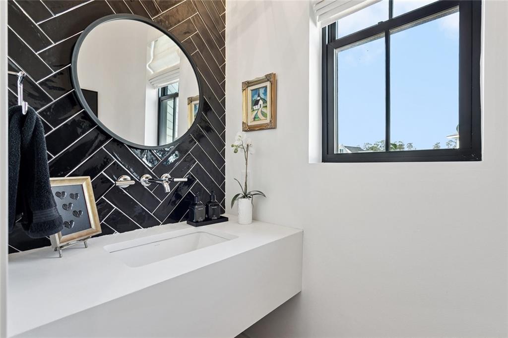 801 CHRETIEN POINT Avenue