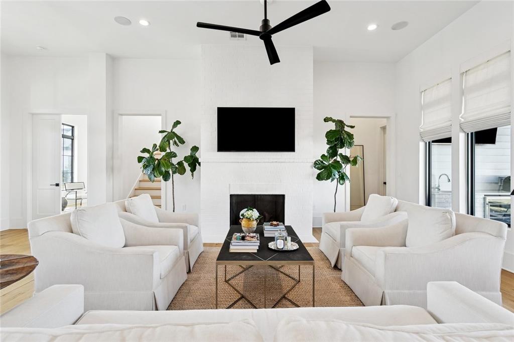 801 CHRETIEN POINT Avenue