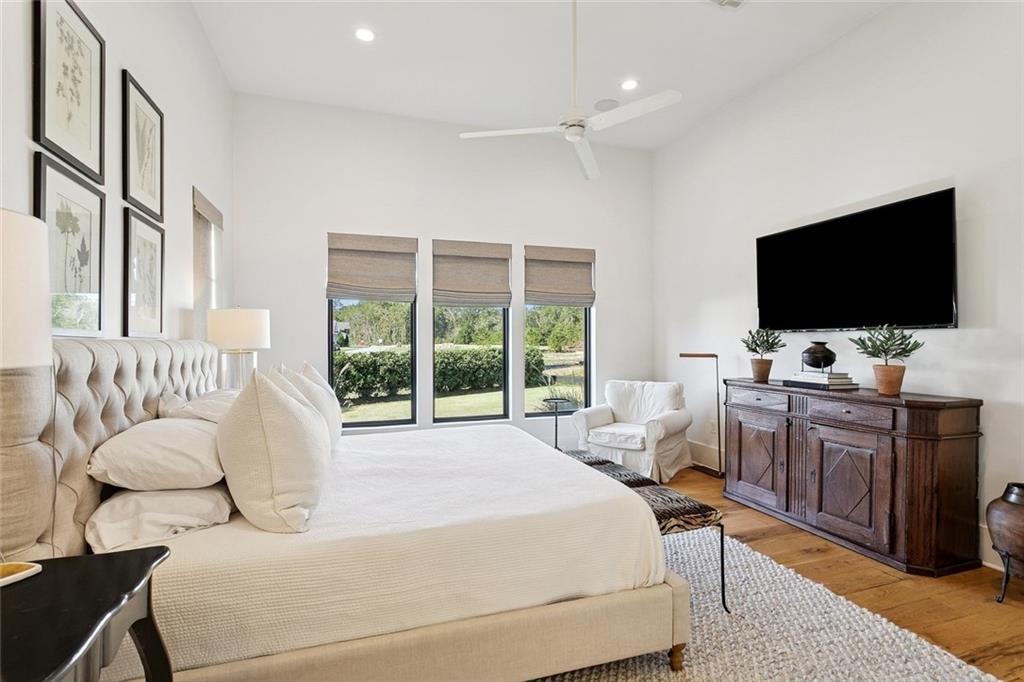 801 CHRETIEN POINT Avenue