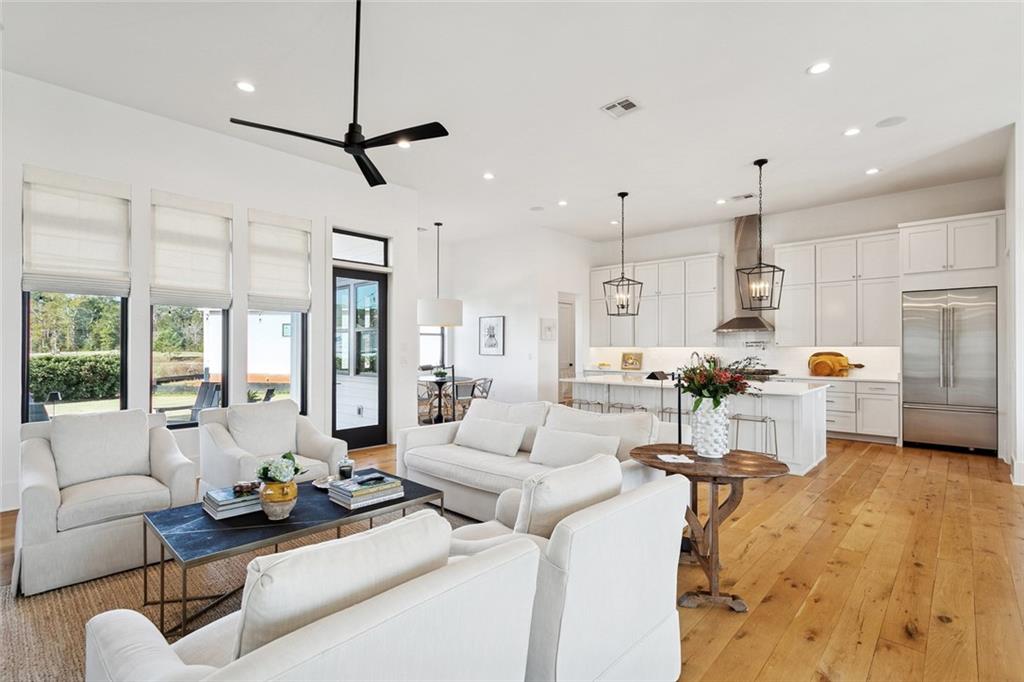 801 CHRETIEN POINT Avenue