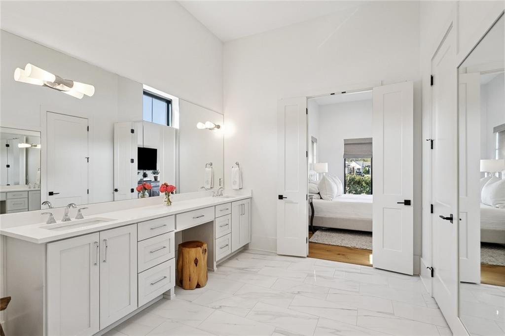 801 CHRETIEN POINT Avenue