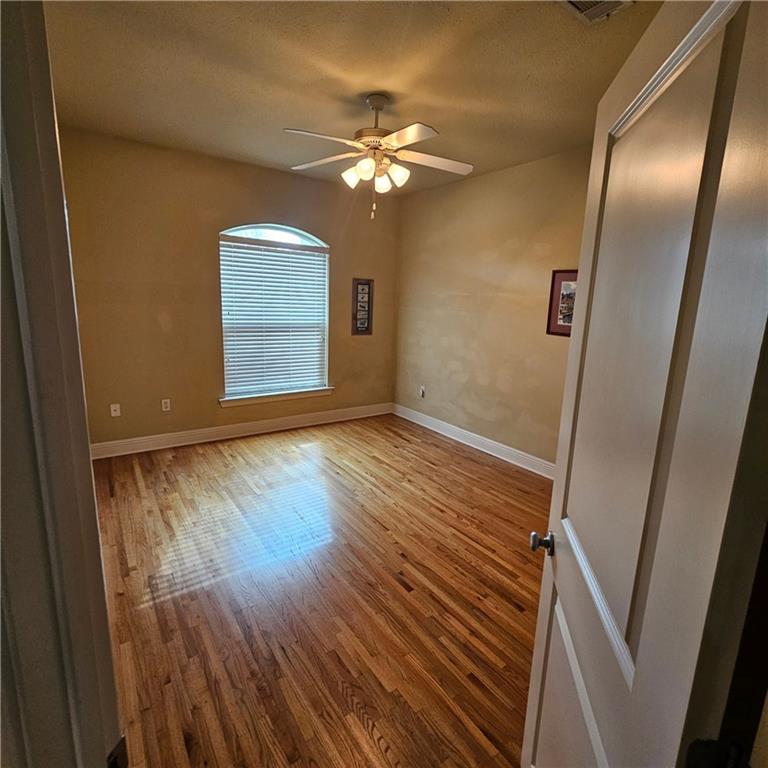 1043 TALLOW TREE Drive