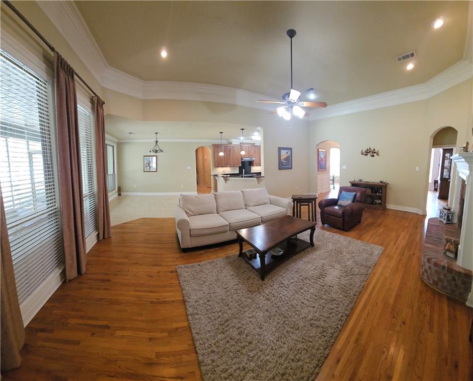 1043 TALLOW TREE Drive