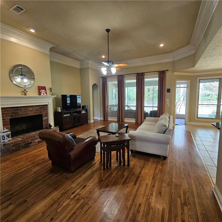 1043 TALLOW TREE Drive