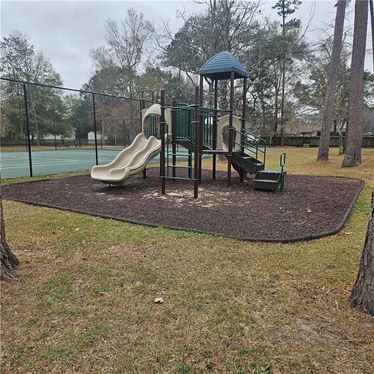 1043 TALLOW TREE Drive