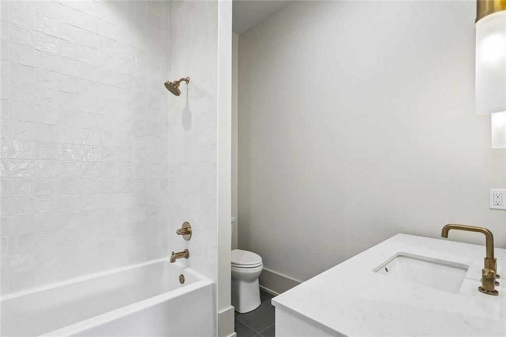 805 CHRETIEN POINT Avenue