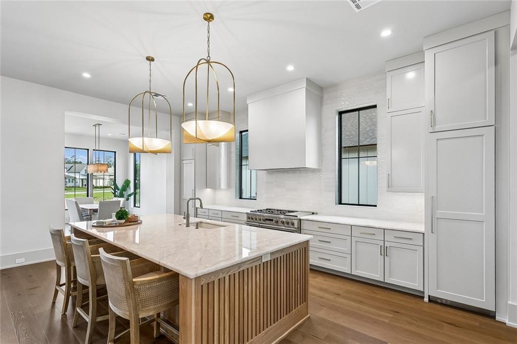 805 CHRETIEN POINT Avenue