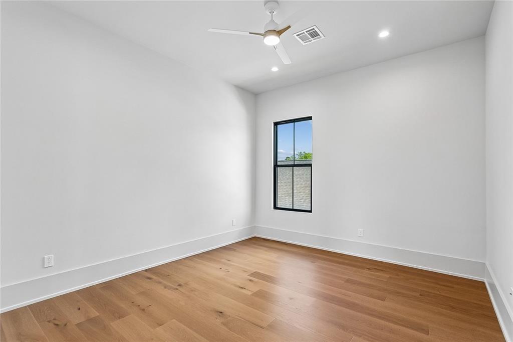 805 CHRETIEN POINT Avenue