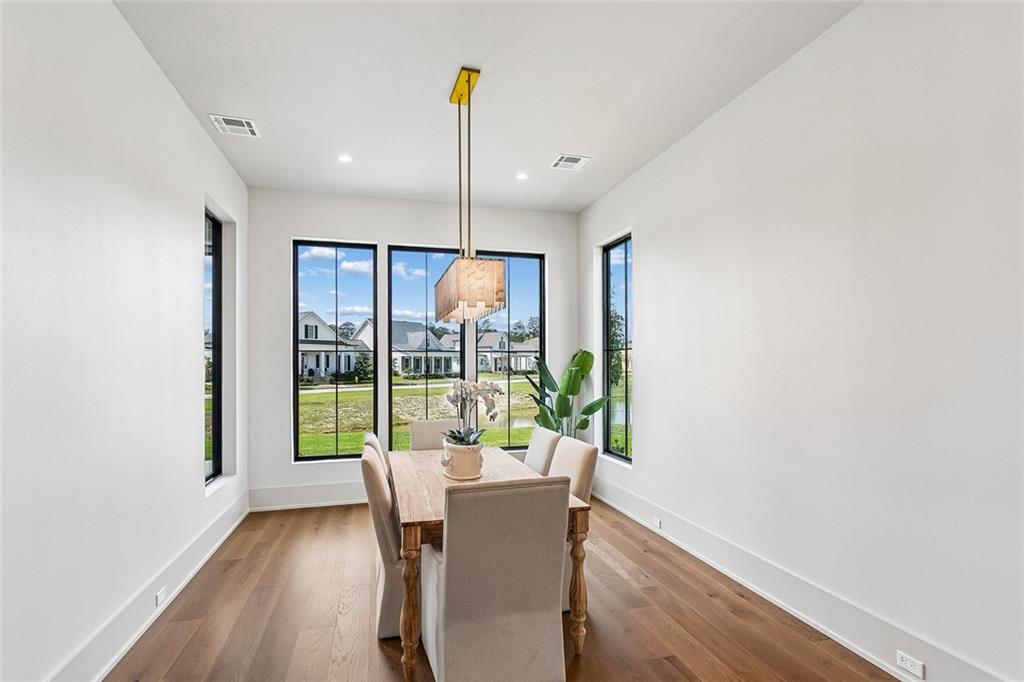 805 CHRETIEN POINT Avenue