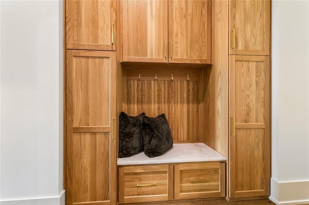 805 CHRETIEN POINT Avenue