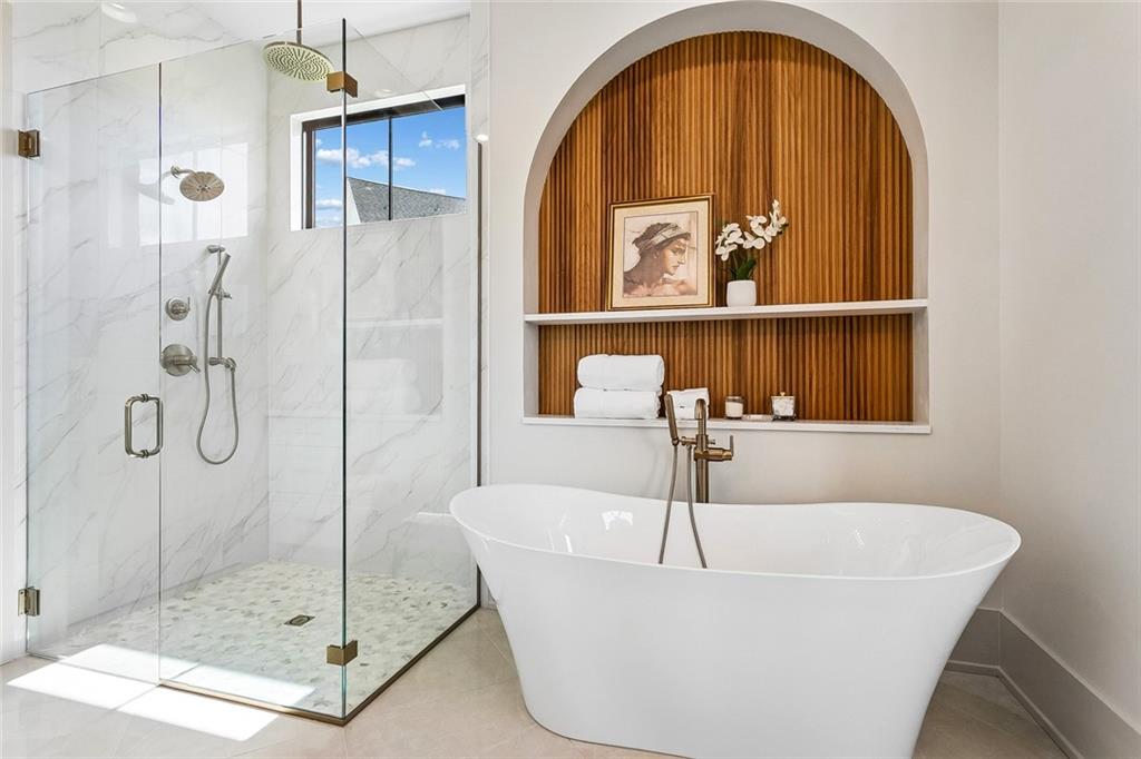 805 CHRETIEN POINT Avenue