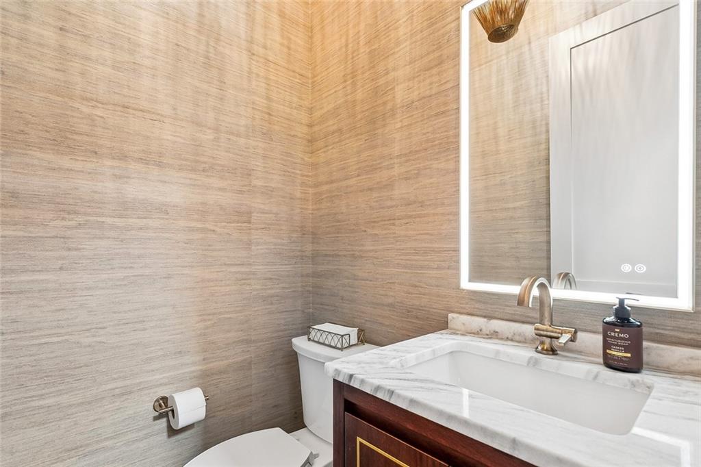 805 CHRETIEN POINT Avenue