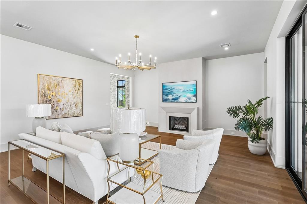 805 CHRETIEN POINT Avenue