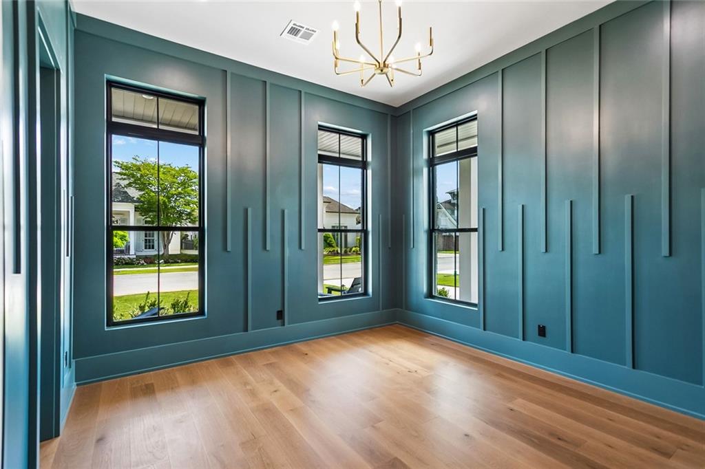 805 CHRETIEN POINT Avenue