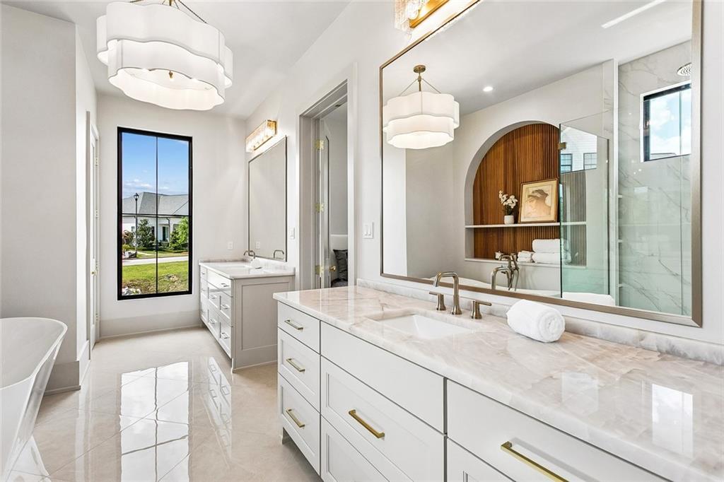 805 CHRETIEN POINT Avenue