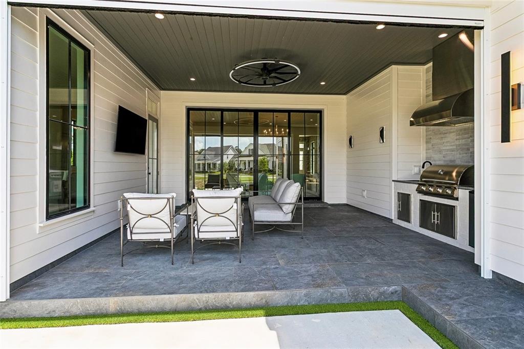 805 CHRETIEN POINT Avenue