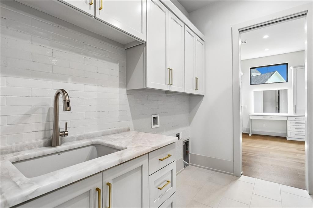 805 CHRETIEN POINT Avenue