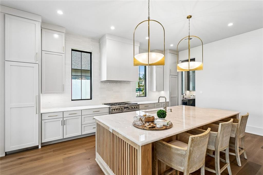 805 CHRETIEN POINT Avenue