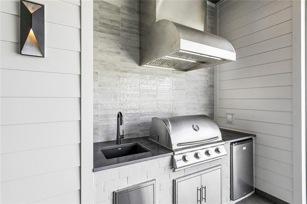 805 CHRETIEN POINT Avenue