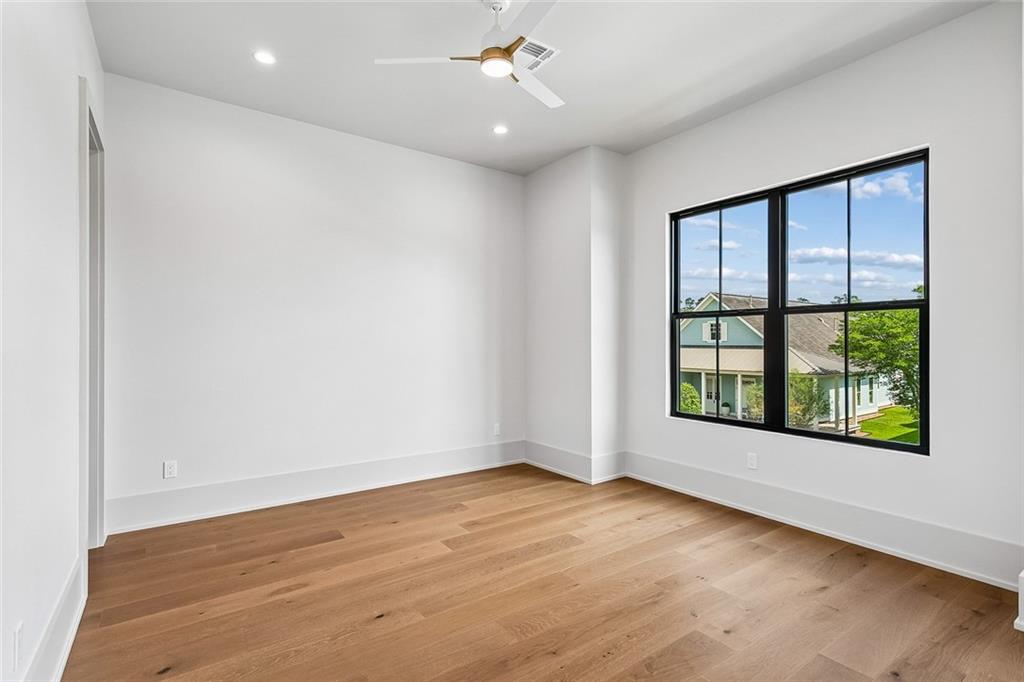 805 CHRETIEN POINT Avenue