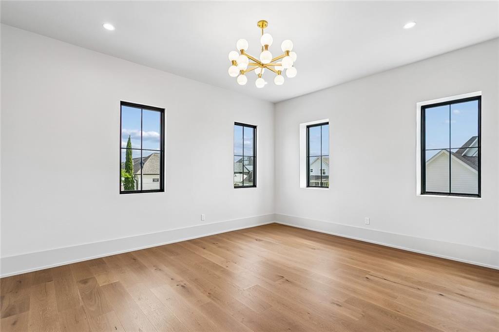 805 CHRETIEN POINT Avenue