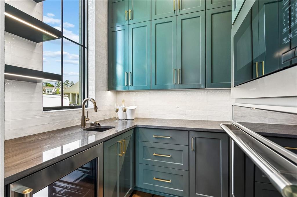 805 CHRETIEN POINT Avenue