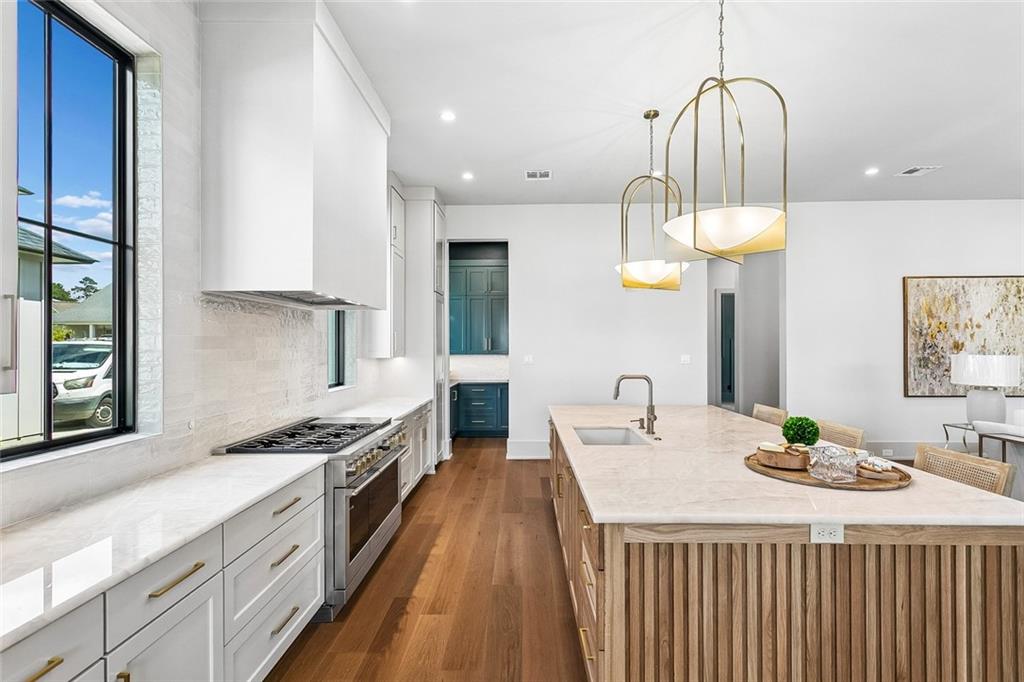 805 CHRETIEN POINT Avenue