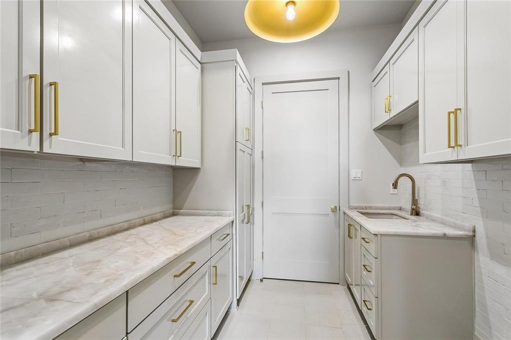 805 CHRETIEN POINT Avenue