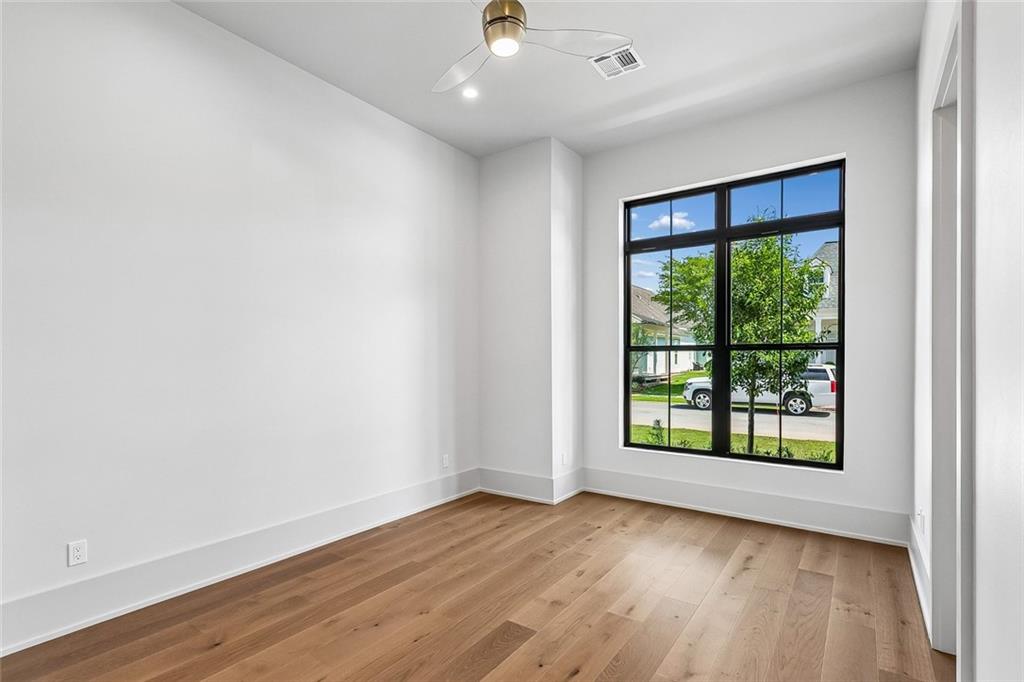 805 CHRETIEN POINT Avenue