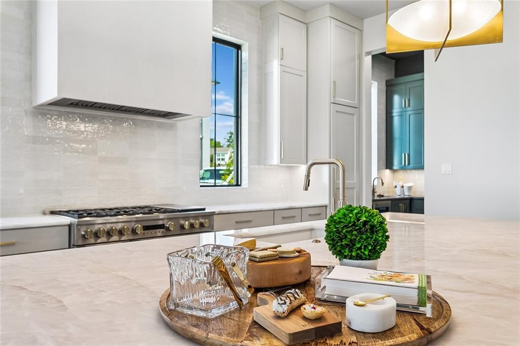 805 CHRETIEN POINT Avenue