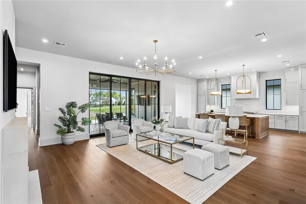 805 CHRETIEN POINT Avenue