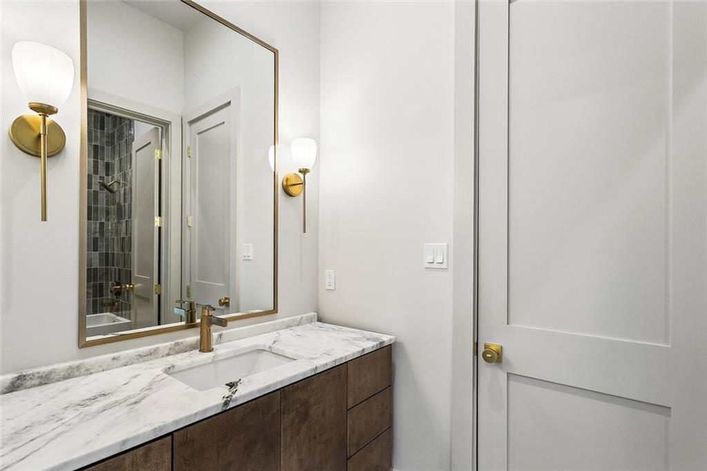 805 CHRETIEN POINT Avenue