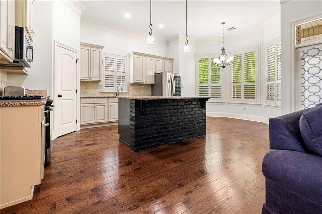 564 BATELEUR Way