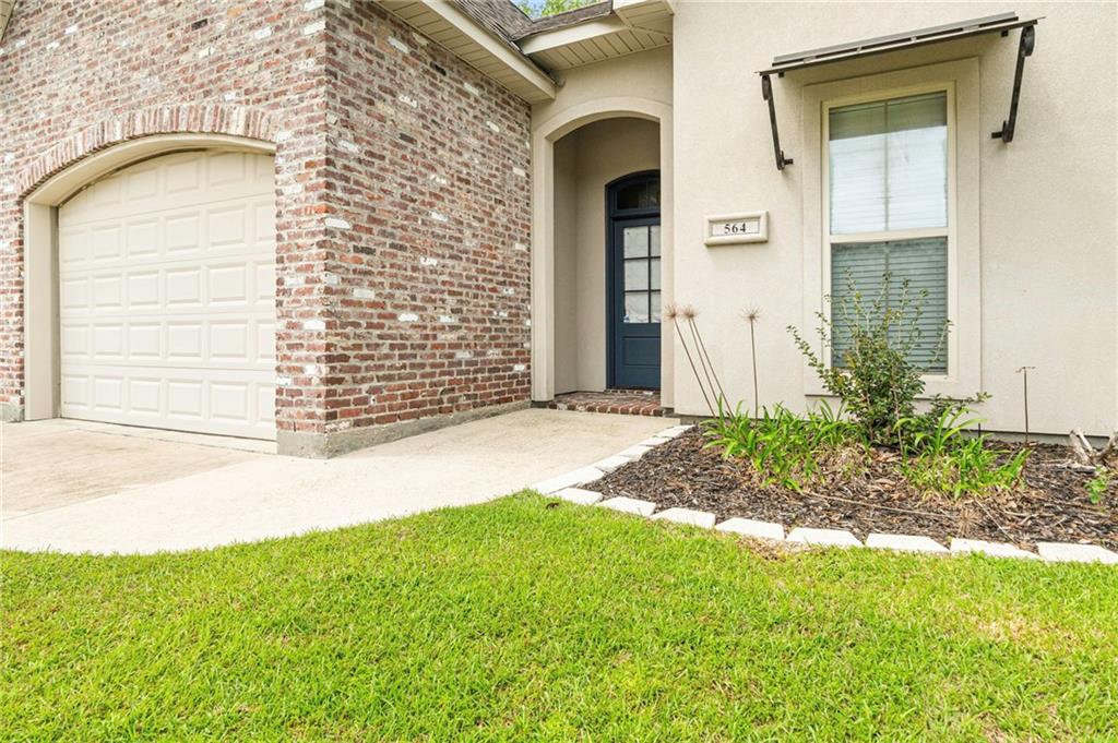 564 BATELEUR Way