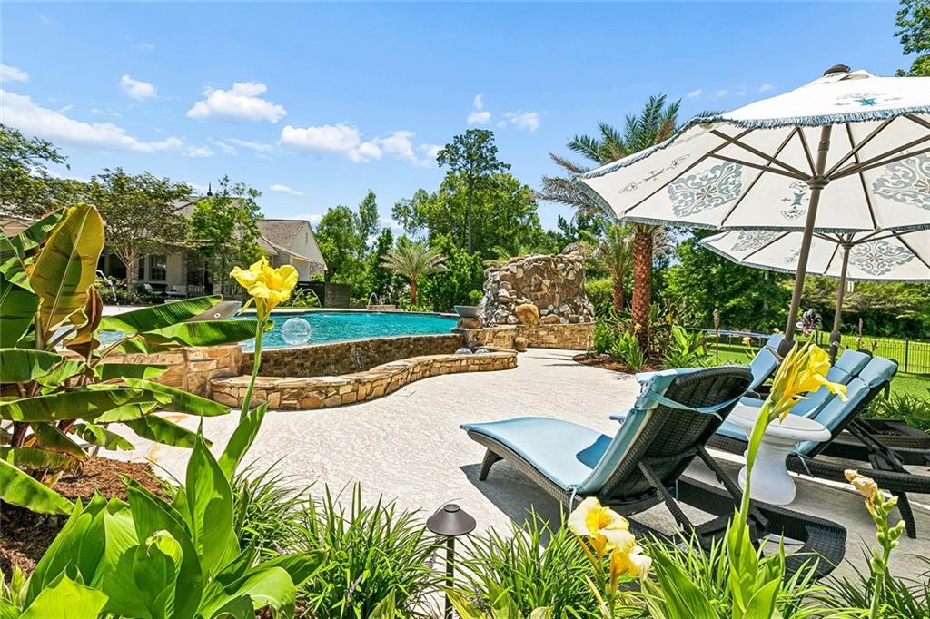 25 HUMMINGBIRD Road