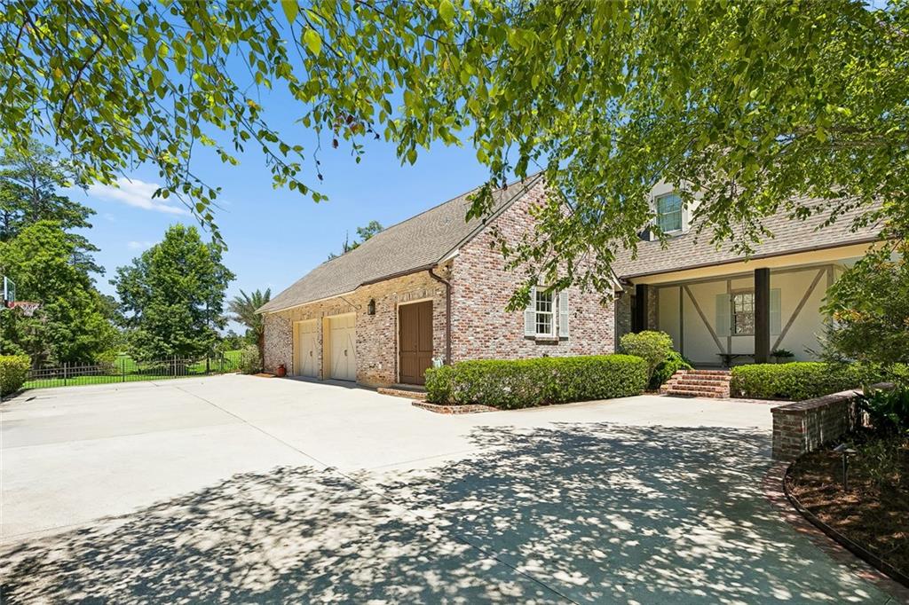 25 HUMMINGBIRD Road