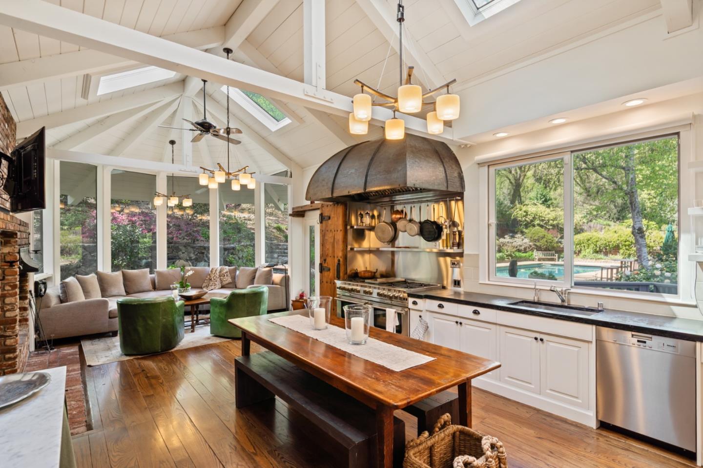 1477 Portola RD